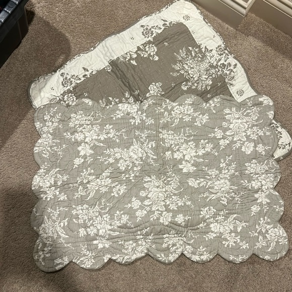 Set of Blanc d’ivoire quilted pillow cases. Taupe and cream floral pattern. - Picture 1 of 3